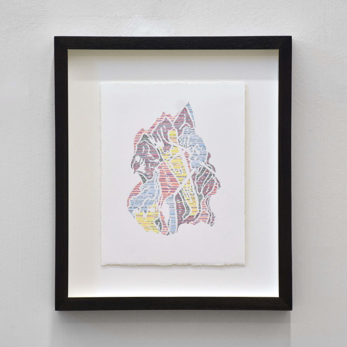 La suite des récoltes X de Marie-Claude Drolet. Dessin à l’encre et aux crayons de couleur sur papier blanc. Cadre noir. Composition d’une figure abstraite colorée.