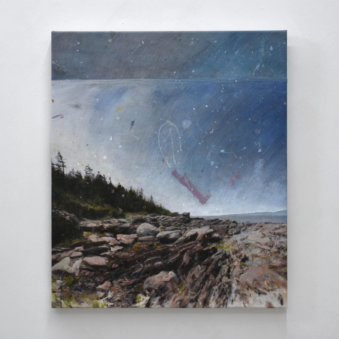 La traverse, de Chloé Giroux-Bertrand. Format vertical d’un paysage de bord de fleuve, avec rochers de rivage, épinettes et ciel bleu.