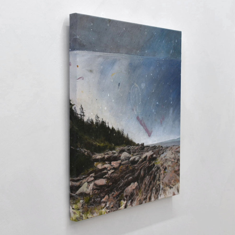 La traverse, de Chloé Giroux-Bertrand. Format vertical d’un paysage de bord de fleuve, avec rochers de rivage, épinettes et ciel bleu.