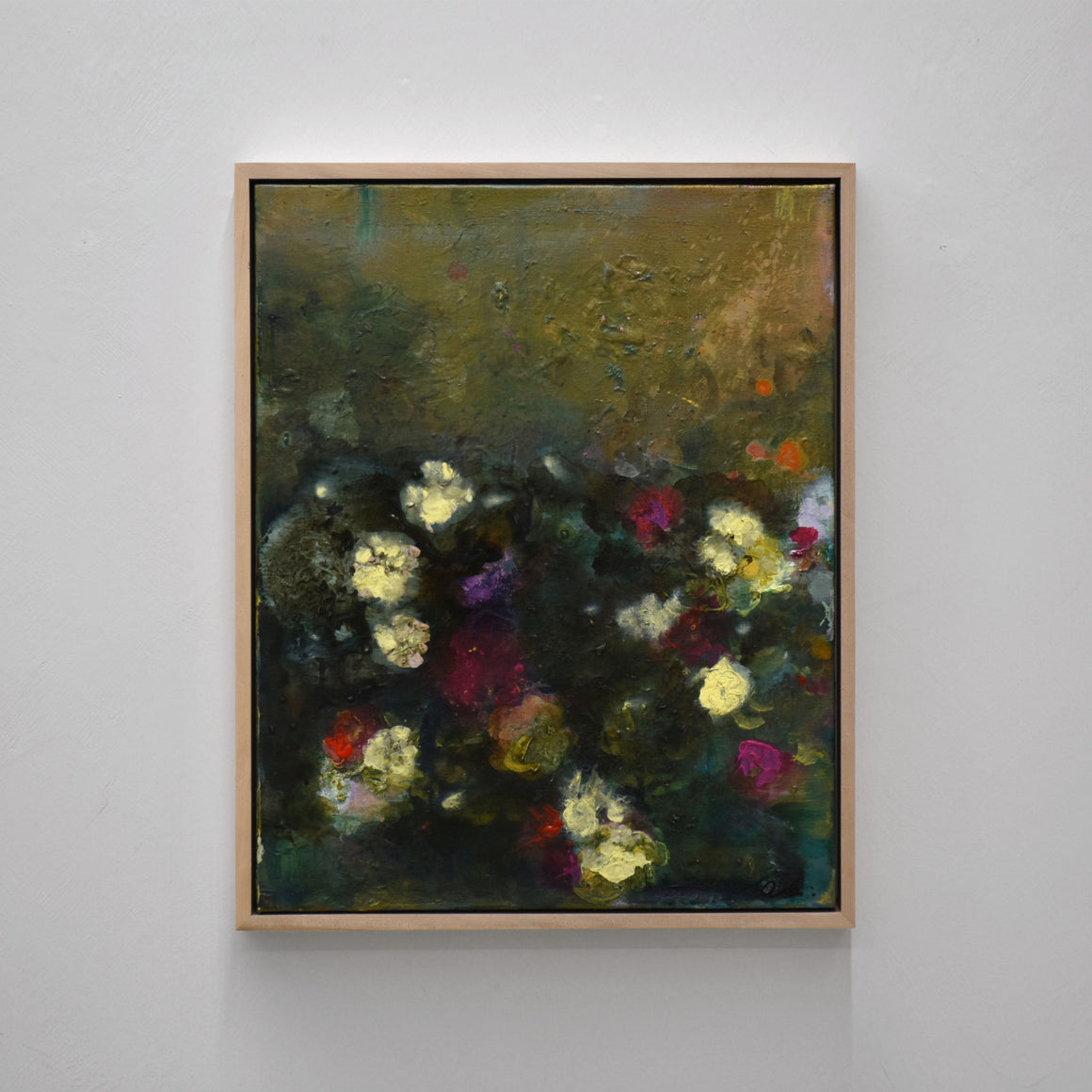 Amélie Grooscors signe un tableau floral composé de fleurs jaunes sur un fond vert foncé. Encadrement en érable.
