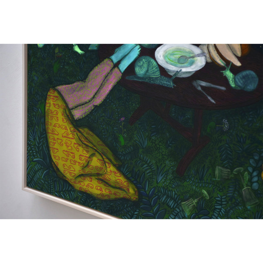 Composition surréaliste de Fanny Mesnard. Des escargots géants sont sur une table, la nuit, entourés de trois personnages déguisés.