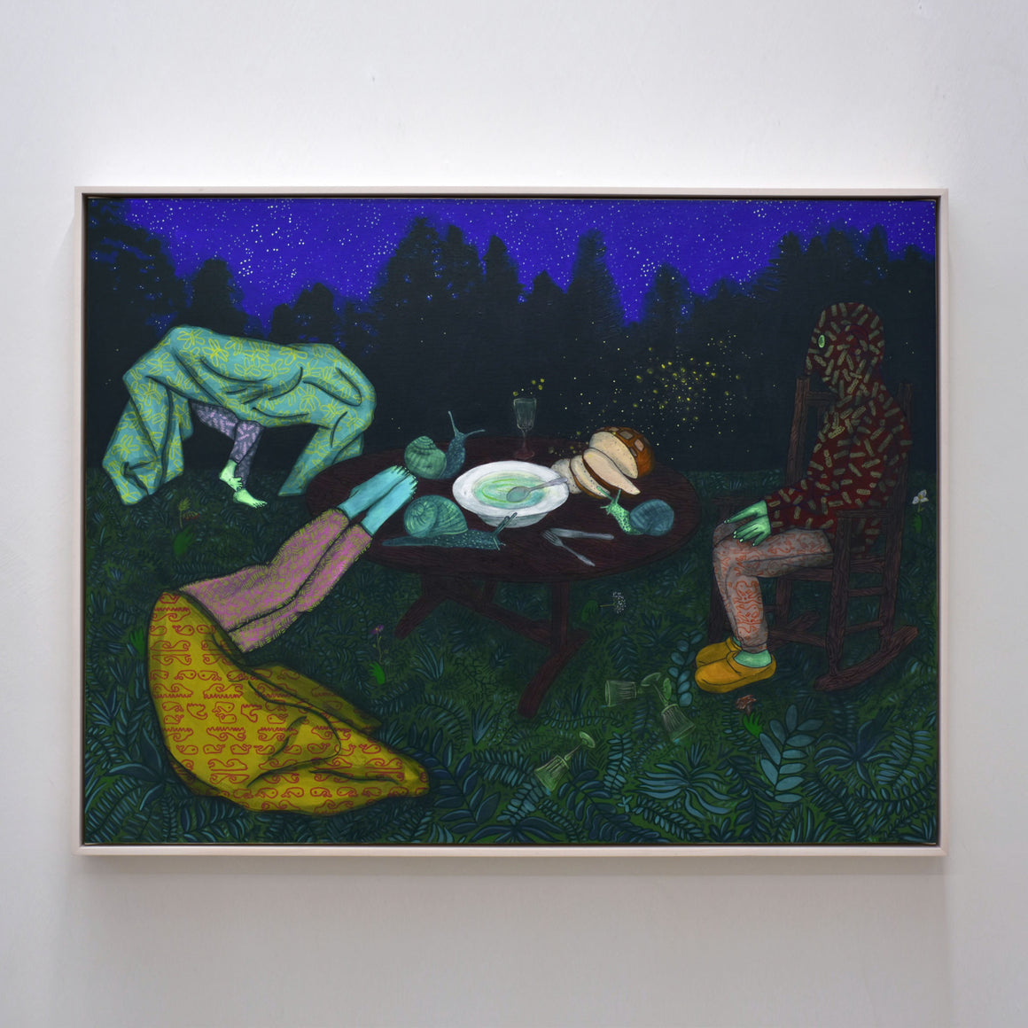 Composition surréaliste de Fanny Mesnard. Des escargots géants sont sur une table, la nuit, entourés de trois personnages déguisés.