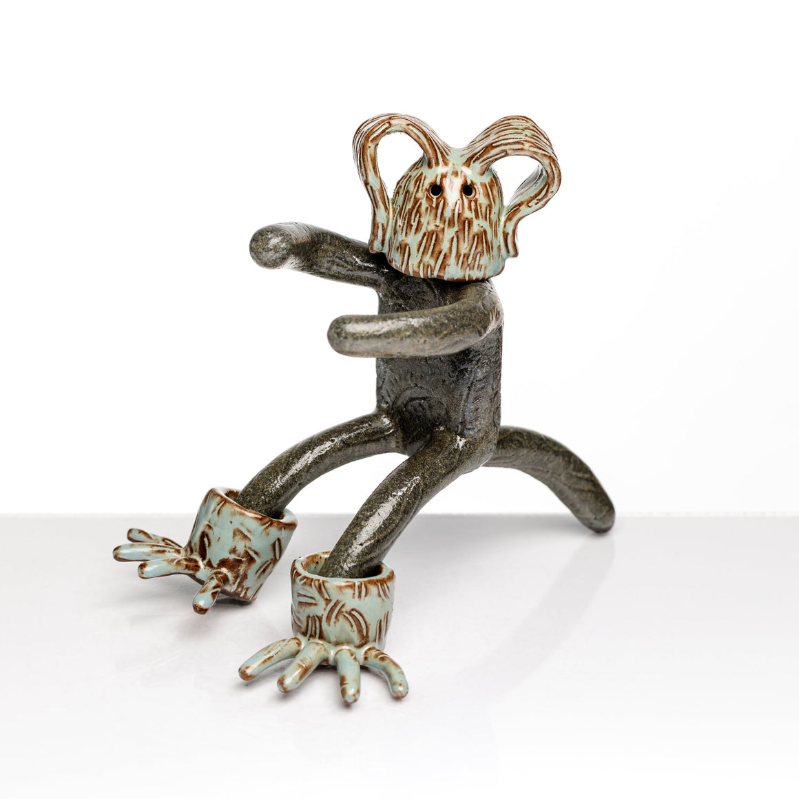 Sculpture en céramique par Fanny Mesnard. Un personnage avec une tête de lapin et des pieds de grenouille est en équilibre sur la queue.