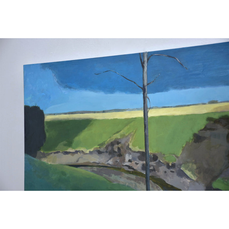 Le fossé, de Benoit Chartier. Acrylique sur panneau de bois, 24" x 30”, 2024. Un arbre au milieu d’un fossé avec un panorama sur des champs.