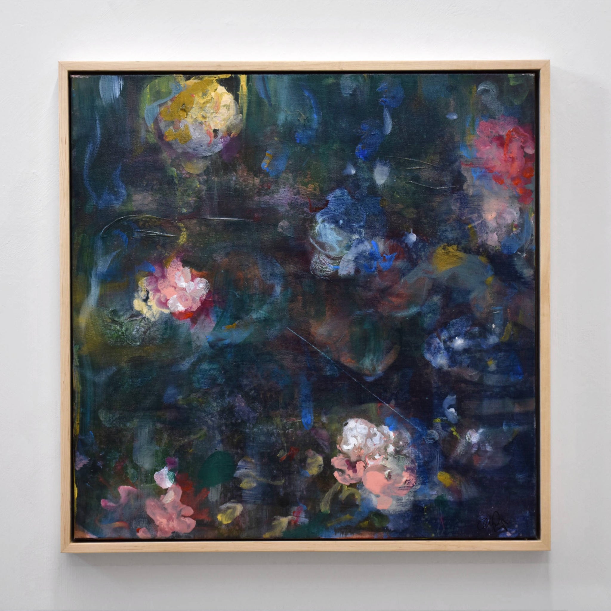Peinture contemporaine d’inspiration florale à la manière de Monet, par Amélie Grooscors. Huile et pigments sur toile, 24” x 24”, encadrement en érable naturel.