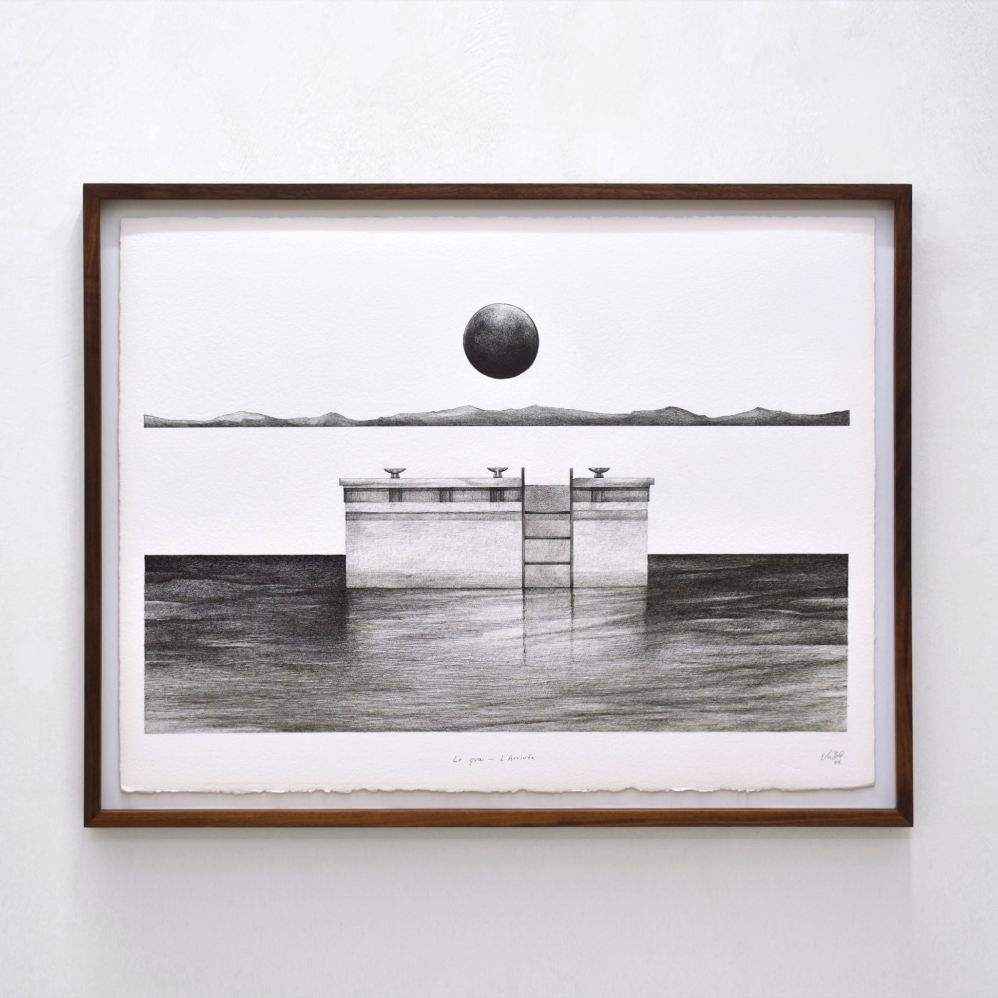 Dessin monochrome d’Elisabeth Gravel, encre noire sur papier Arches, une lune noire au-dessus d’un quai stationnaire