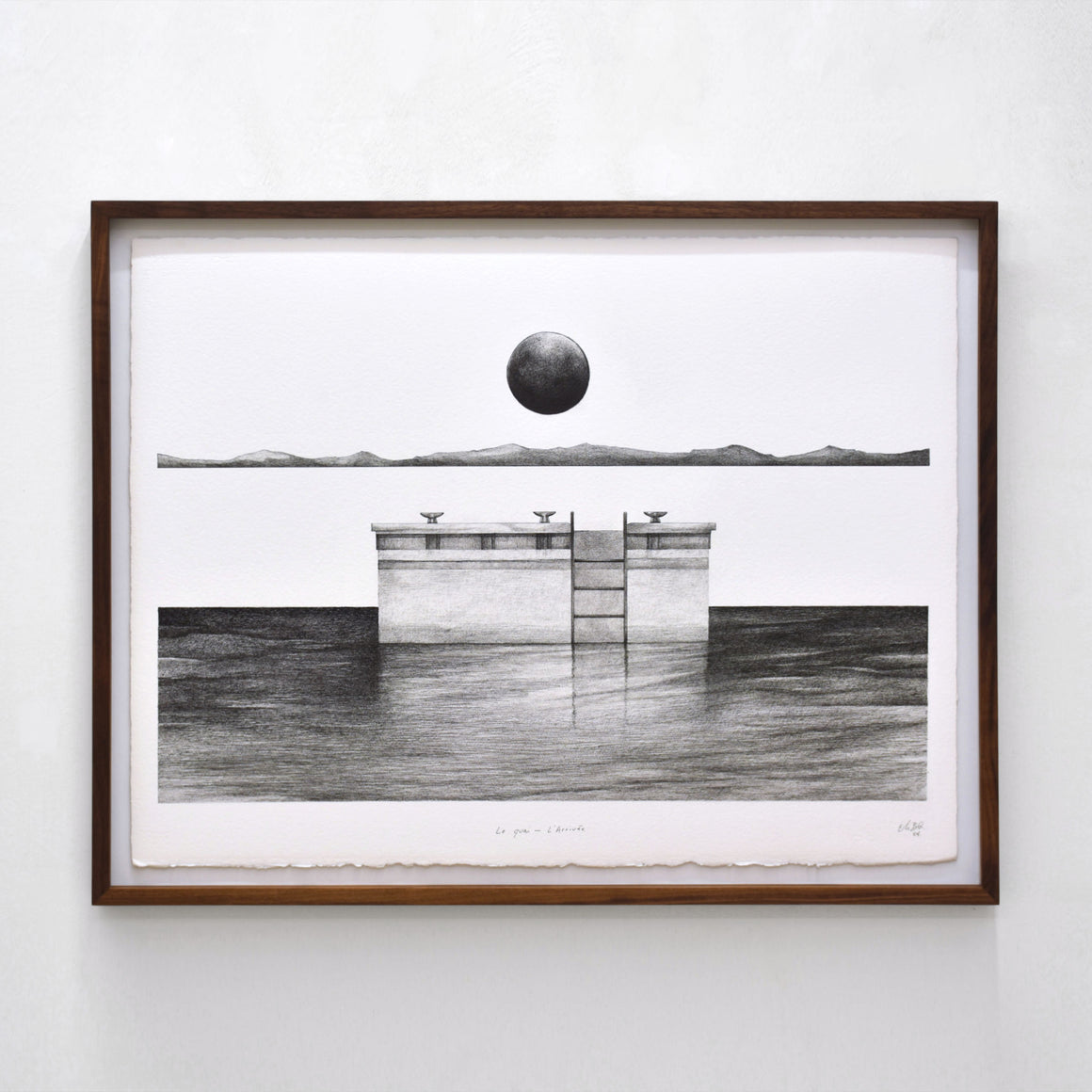 Dessin monochrome d’Elisabeth Gravel, encre noire sur papier Arches, une lune noire au-dessus d’un quai stationnaire