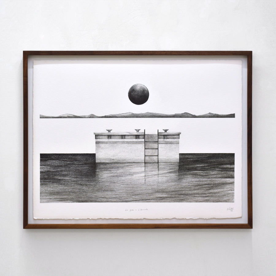 Dessin monochrome d’Elisabeth Gravel, encre noire sur papier Arches, une lune noire au-dessus d’un quai stationnaire