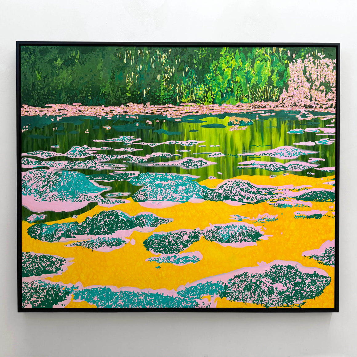 Le tendre reflet, de Josiane Lanthier. Un hommage à Rita Letendre. Grand tableau horizontal du fleuve avec un horizon d’arbres. Cadre noir.