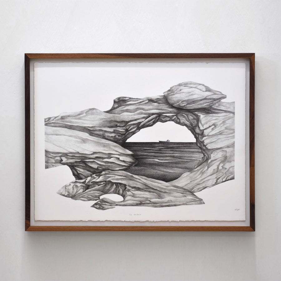 Le veilleur, par Elisabeth Gravel. Dessin unique réalisé à l’encre noire sur papier Arches. Un bateau aperçu dans l’ouverture du rocher percé.