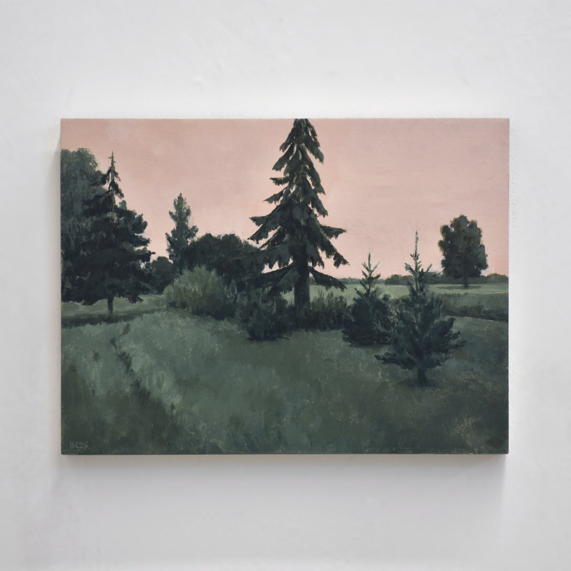 Acrylique sur panneau de bois par Benoit Chartier. Des arbres sur une plaine verte sont éclairés par un ciel rose pâle.