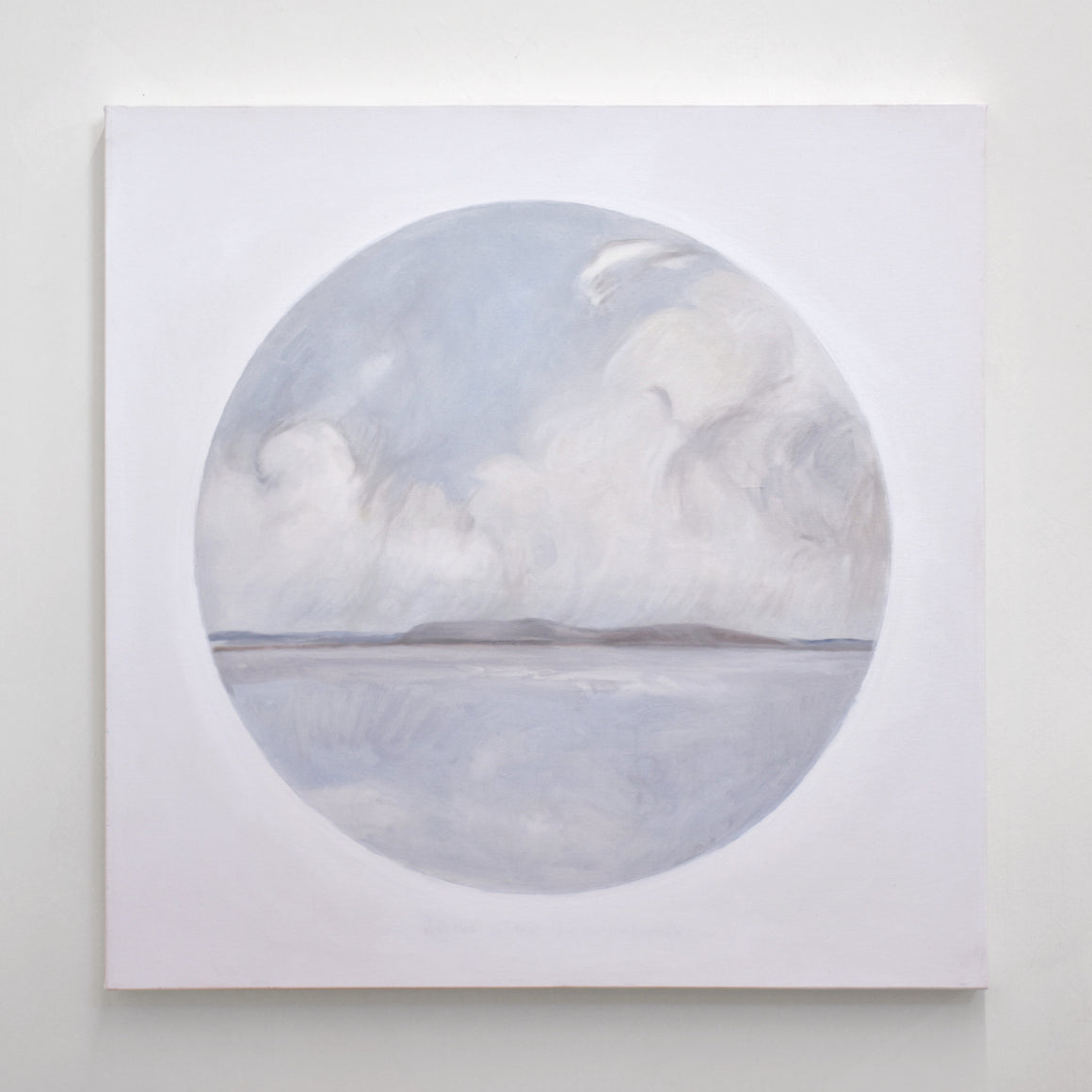 Grand format carré de Vanessa Locatelli. Composition circulaire à l’huile sur toile. Les îles des Pèlerins, dans le Kamouraska, vues du traversier.