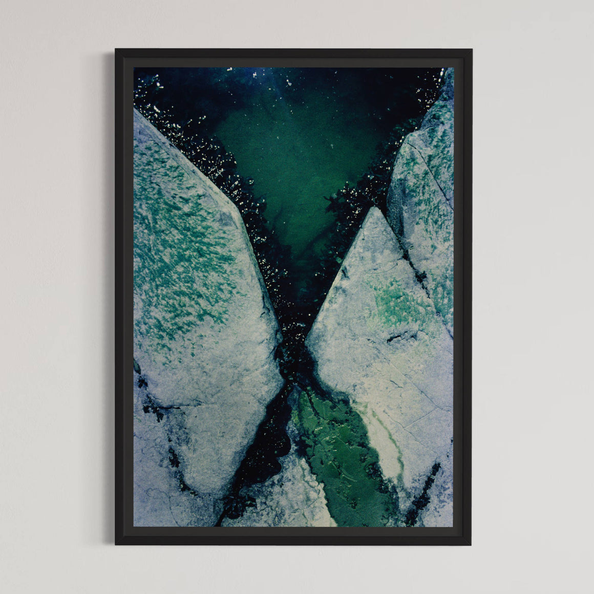 Les amoureux, par Éva-Maude TC. Photographie sur pellicule 35 mm, 18” x 36”, 2024. Rocher, eau et algues, tous vert émeraude.