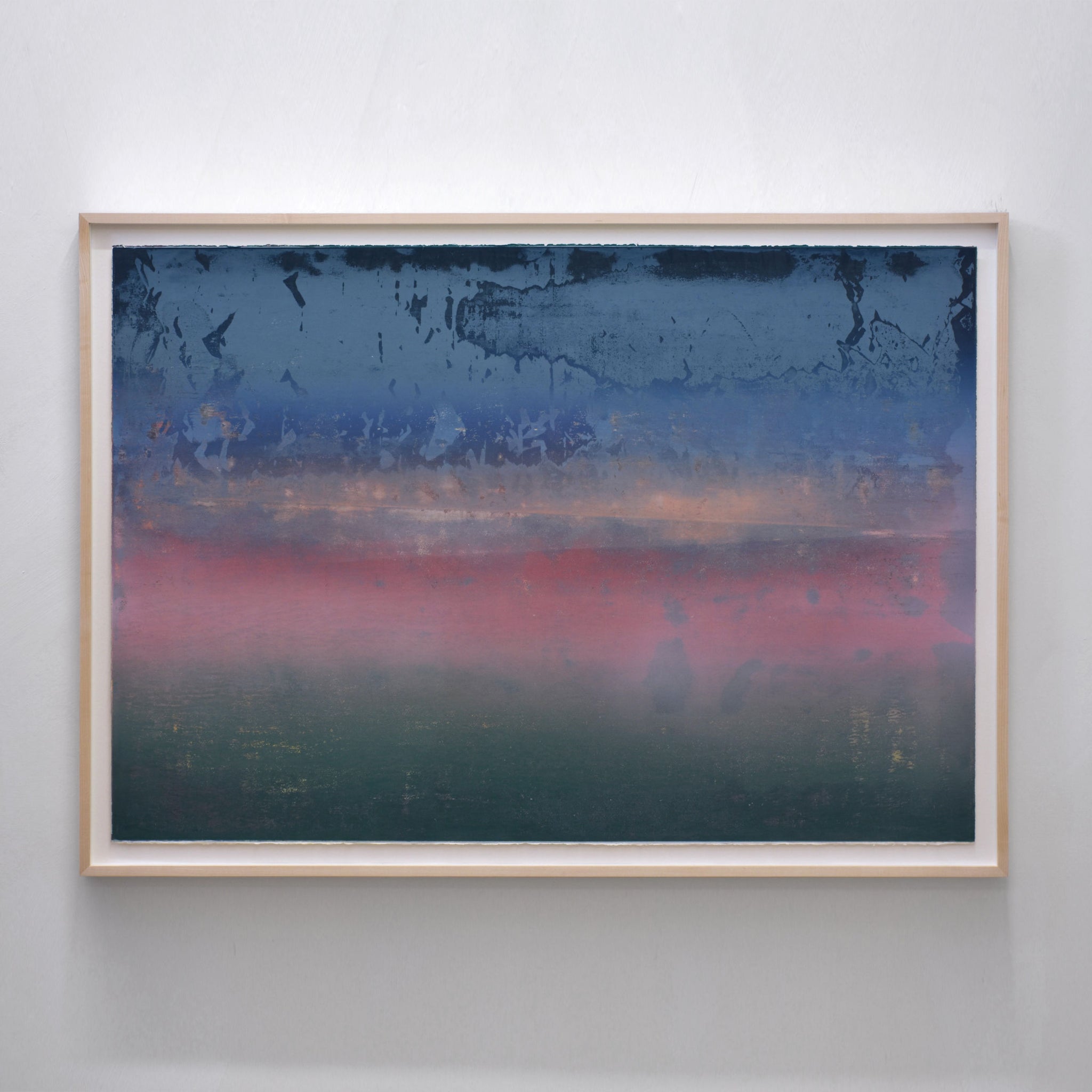 Les aurevoirs prévus, par Jason Cantoro. Acrylique sur papier coton Somerset, 30” x 44”, 2025. Série des Dépendances, cadre en érable. Crépuscule sur le fleuve.