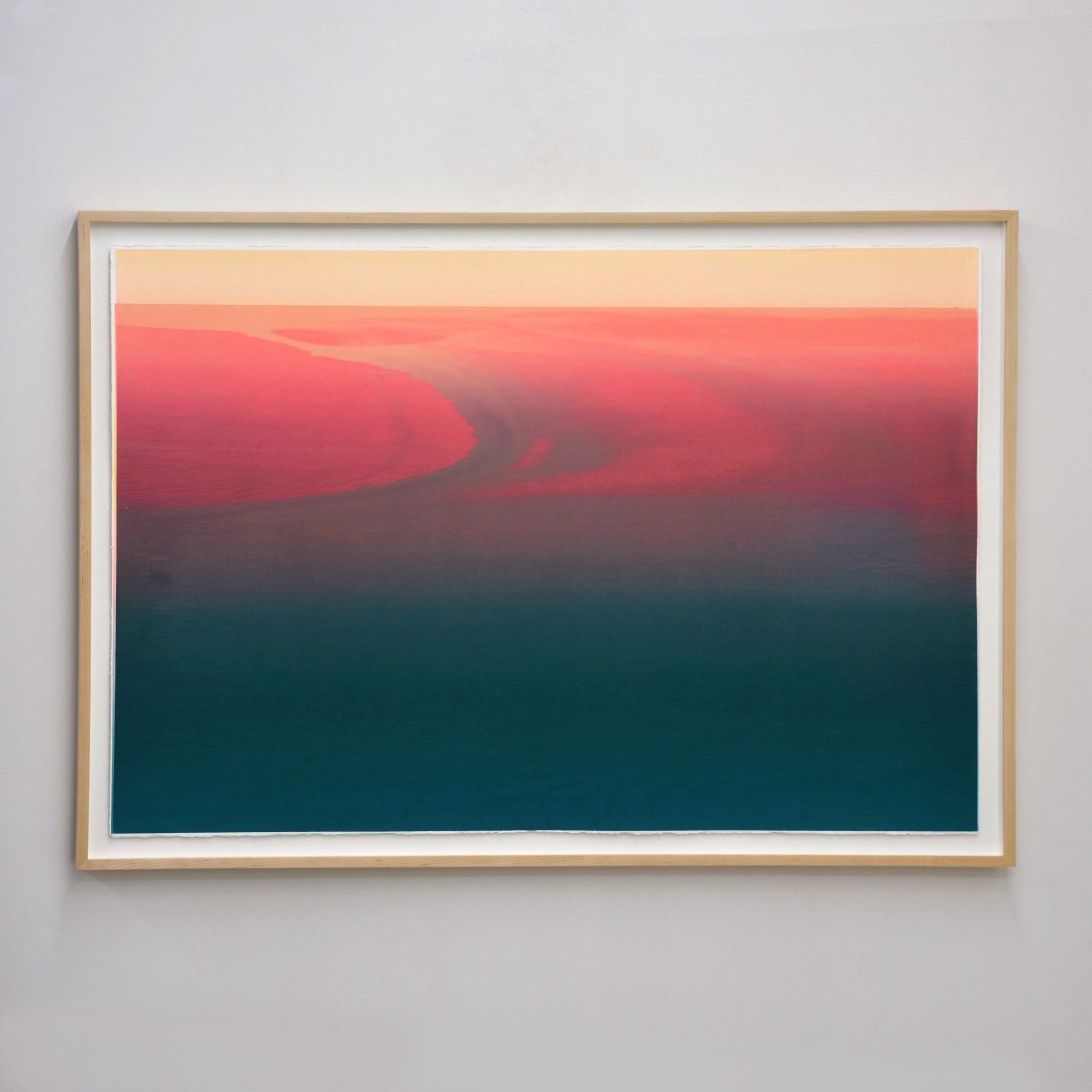 Les empreintes du retrait de Jason Cantoro, grand format horizontal. Coucher de soleil rouge sur mer aux nuances de vert.