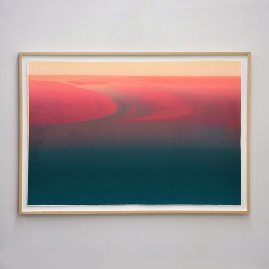 Les empreintes du retrait de Jason Cantoro, grand format horizontal. Coucher de soleil rouge sur mer aux nuances de vert.