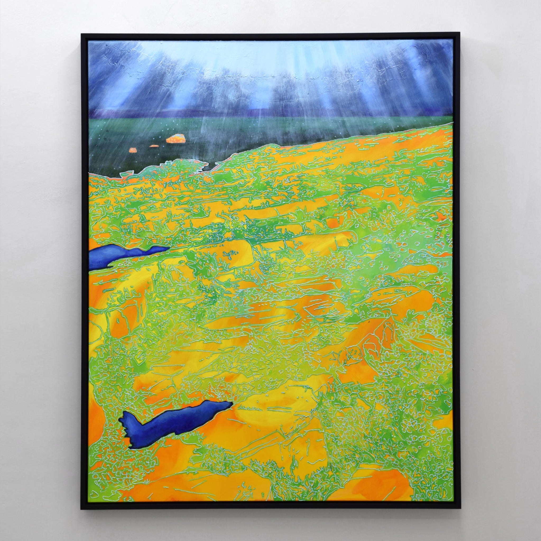 Les goémons crémeux illuminés par la lune, de Josiane Lanthier. Grande peinture verticale, lumière du la lune dans le ciel. Rivage vert et jaune éclatant.