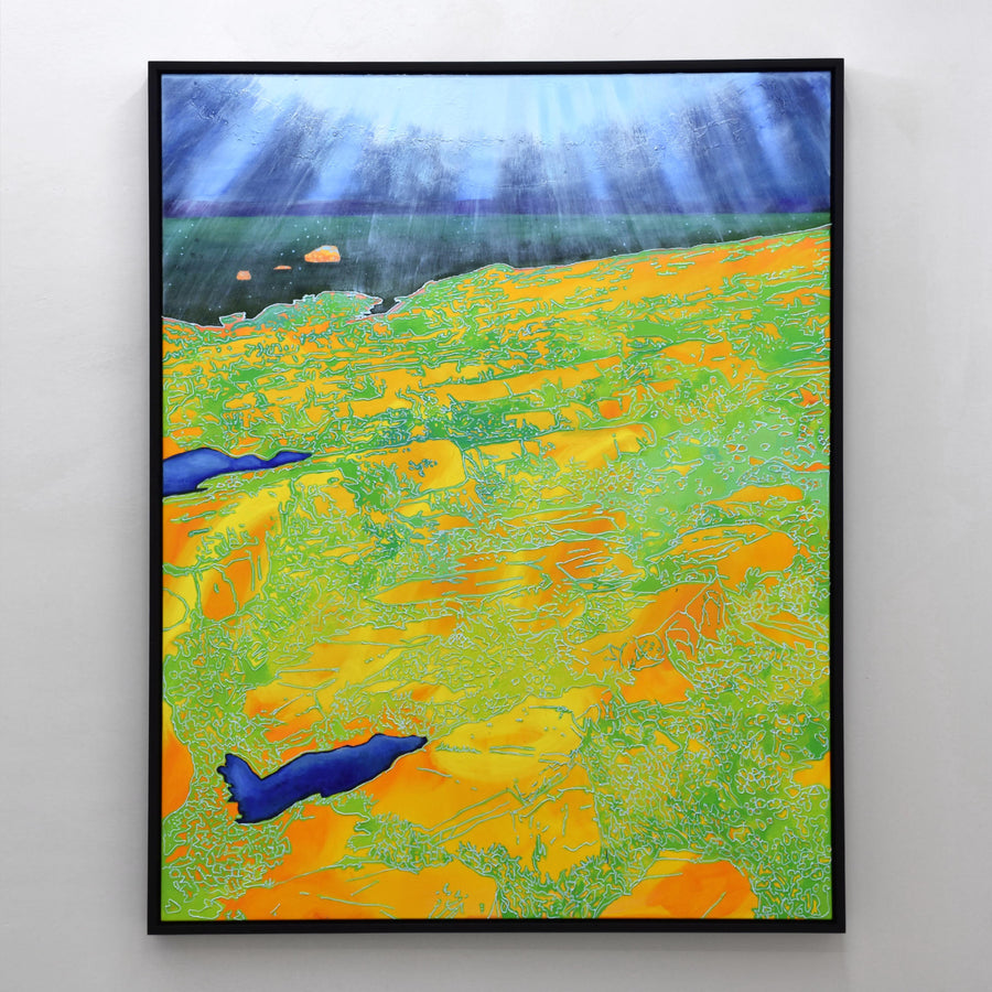 Les goémons crémeux illuminés par la lune, de Josiane Lanthier. Grande peinture verticale, lumière du la lune dans le ciel. Rivage vert et jaune éclatant.