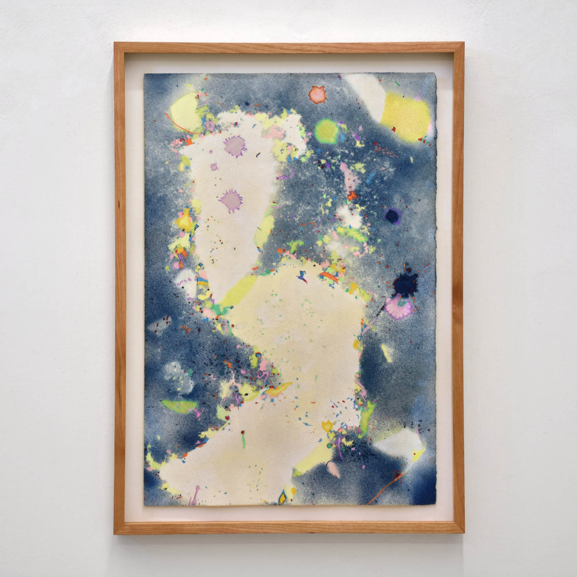 Île Boudreau, les herbes, par Marie-Claude Drolet. Cyanotype et interventions aux crayons de couleur sur papier aquarelle Fabriano. Encadrement en cerisier. Motif d’éléments figuratifs de plage.