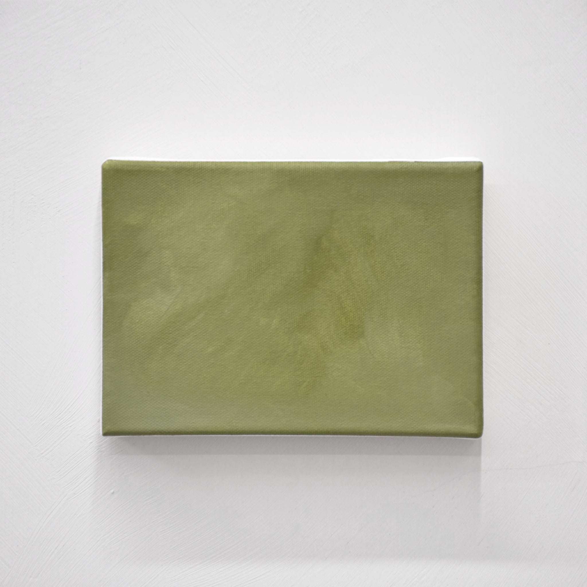 Petit format peint à l’huile sur toile, composition monochromatique avec nuances de vert, ambiance de paysage. Par Vanessa Locatelli.