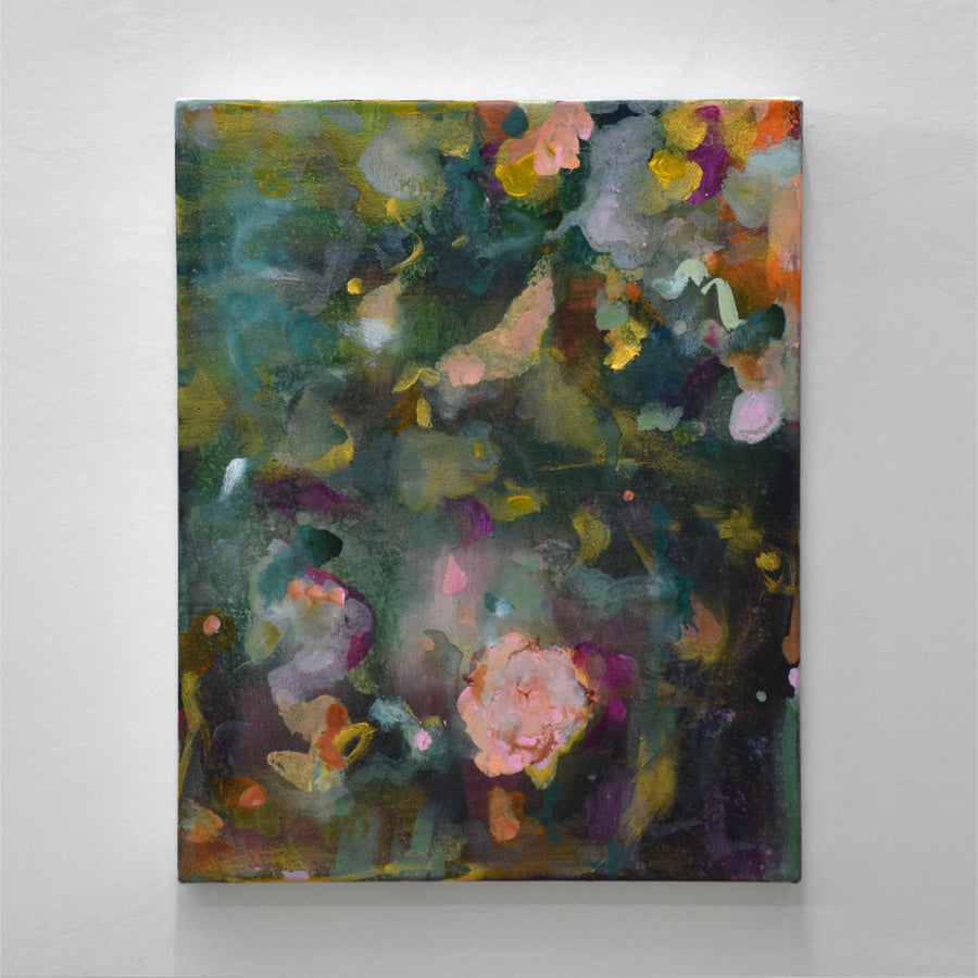 Les juins III, par Amélie Grooscors. Petit format à l’huile sur toile, 16” x 20”, 2024. Pétales de fleurs roses, jaunes et oranges sur fond vert. Composition féminine, abstraction florale.