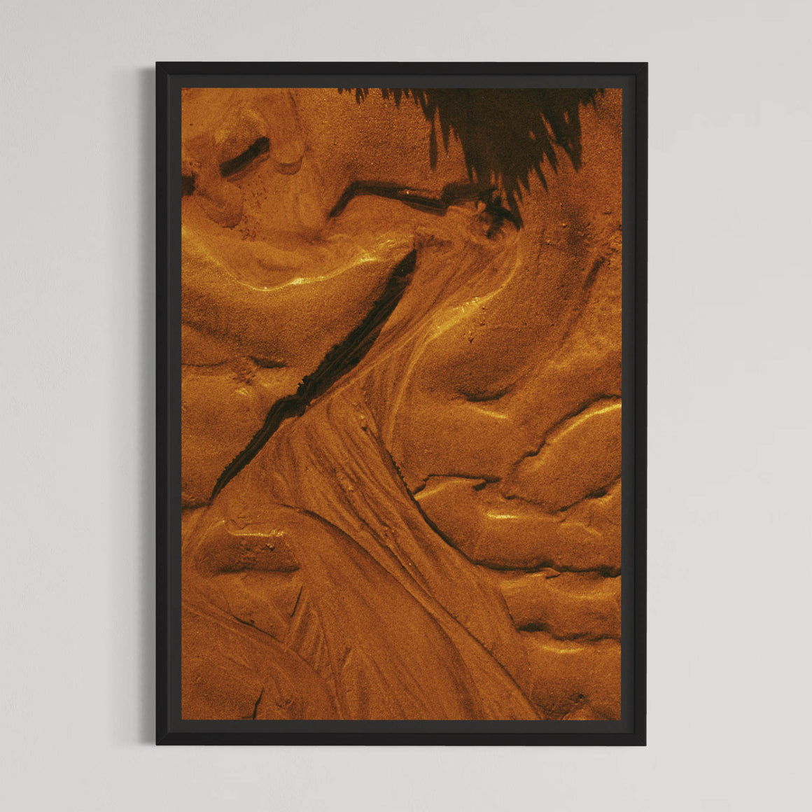 Les oiseaux de chaleur, par Éva-Maude TC. Photographie contemporaine sur pellicule 35 mm, 18” x 26”, tirage limité de 3 exemplaires. Lumière cuivre du soleil sur le sable à marée basse.