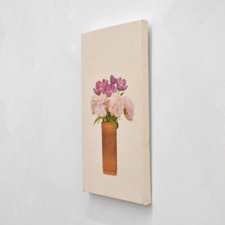 Tirage photographique unique de Caroline Bolieu. Un élégant bouquet de pivoines dans un vase en grès orangé vintage.