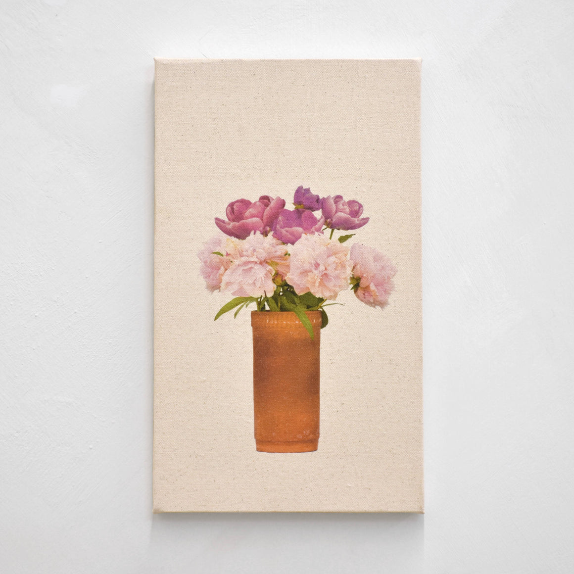 Tirage photographique unique de Caroline Bolieu. Un élégant bouquet de pivoines dans un vase en grès orangé vintage.