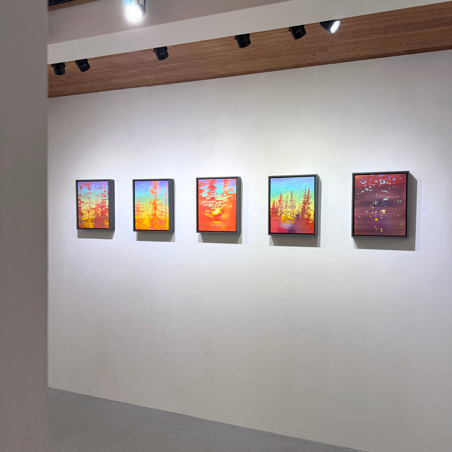 Voici « Les sapins qui vont vite » de Josiane Lanthier, un ensemble de cinq tableaux à voir dans le cadre de son exposition solo à la galerie Champagne et Paradis, à Kamouraska