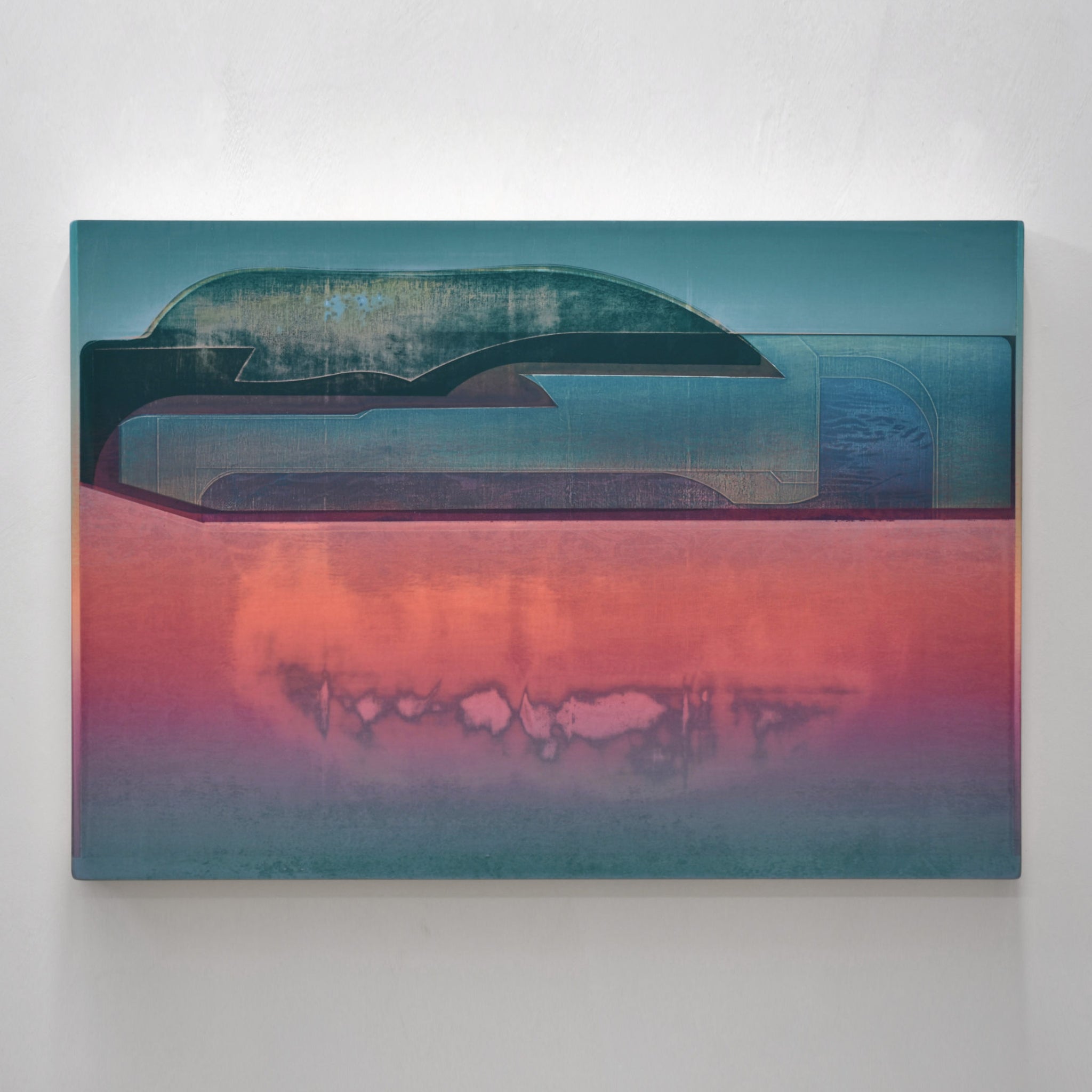 Les secrets de la Baie, par Jason Cantoro. Acrylique sur panneau de merisier russe horizontal, 27” x 39”, 2024. Paysage déconstruit avec forme géométrique. Paysage turquoise et mer rose.