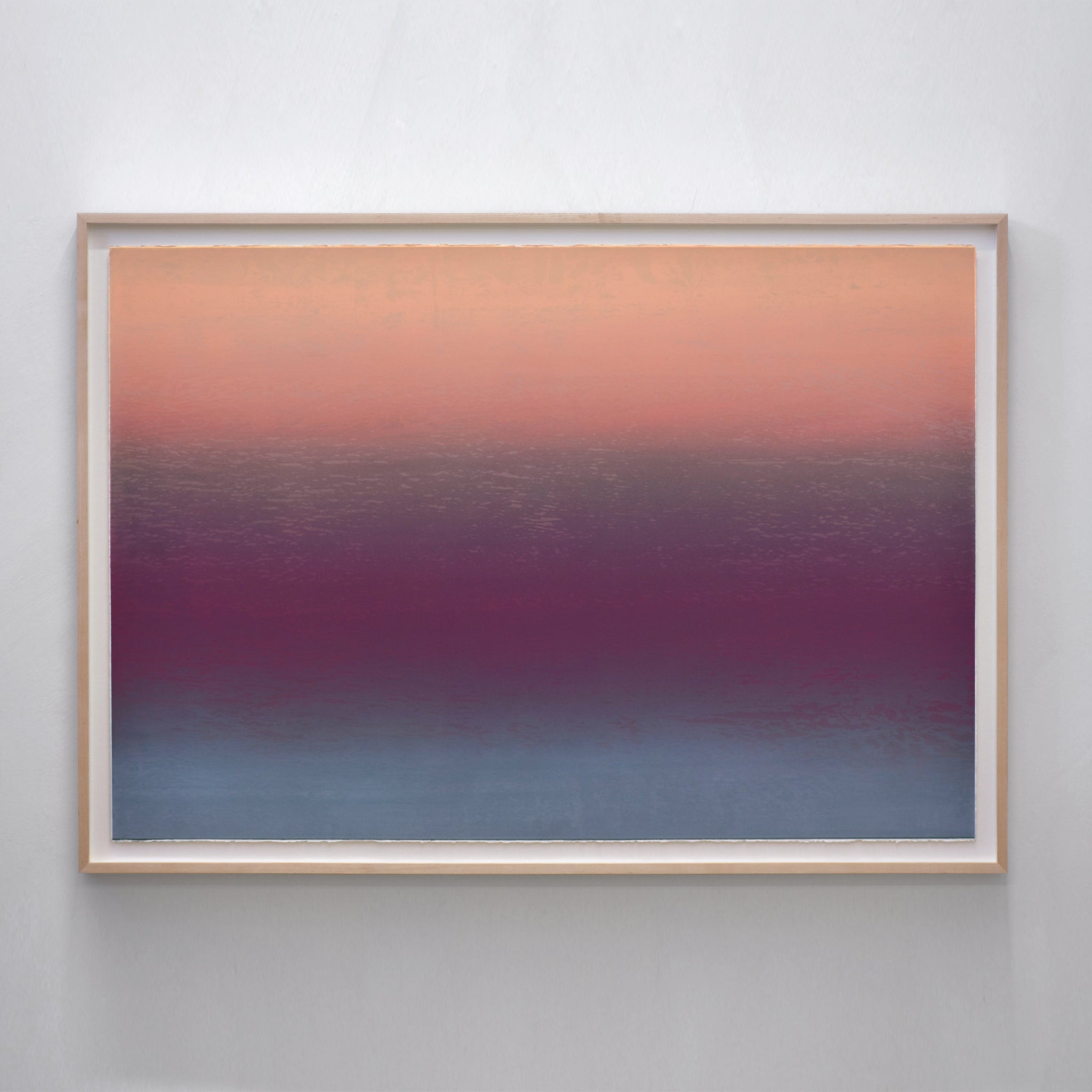 Les signes avant-coureurs, par Jason Cantoro. Acrylique sur papier coton Somerset. L’artiste rend hommage à la lumière des couchers de soleil que l’on peut admirer sur l’eau du fleuve Saint-Laurent, lorsqu’un brouillard se lève. 