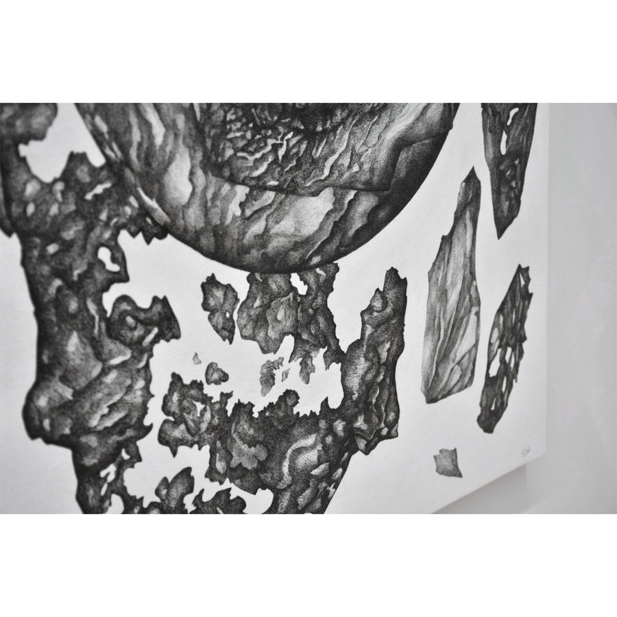 Dessin à l’encre noire surréaliste par Elisabeth Gravel. Une forme sphérique ou circulaire apparait dans les rochers en suspension.