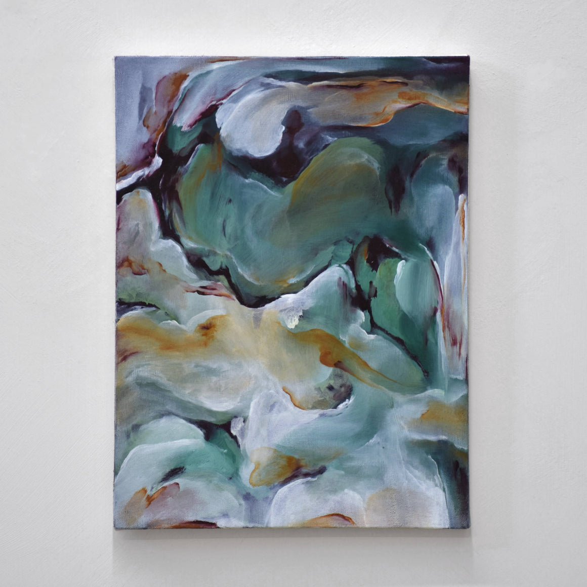 Les traversées, par Laurence Belzile. Tableau abstrait de 12” x 16”, huile sur toile, réalisé en 2024. Vert pâle et orange brûlé.