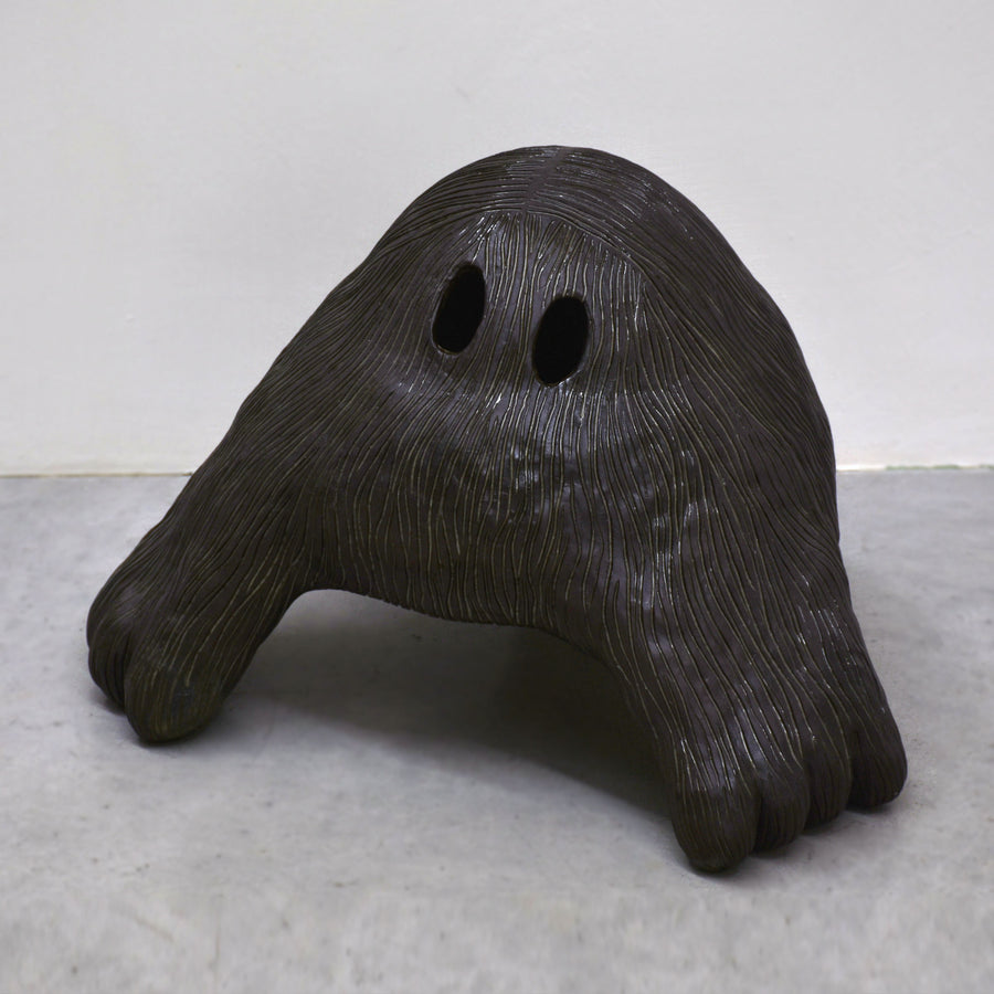 Les monstres du lac au rat musqué sont quatre sculptures massives réalisées en grès par Fanny Mesnard. Elles sont empilables et vendues séparément.   