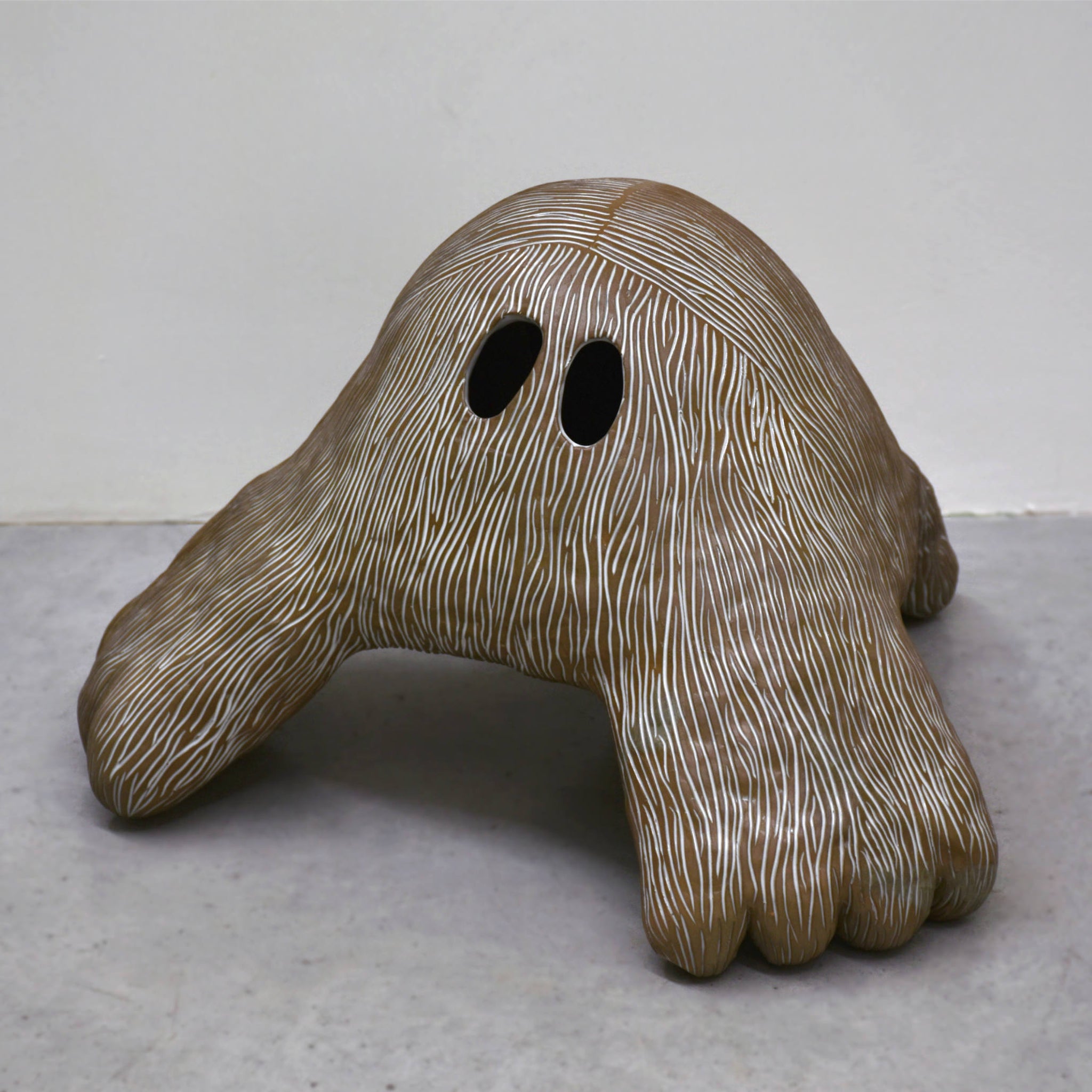 Les monstres du lac au rat musqué sont quatre sculptures massives réalisées en grès par Fanny Mesnard. Elles sont empilables et vendues séparément.   