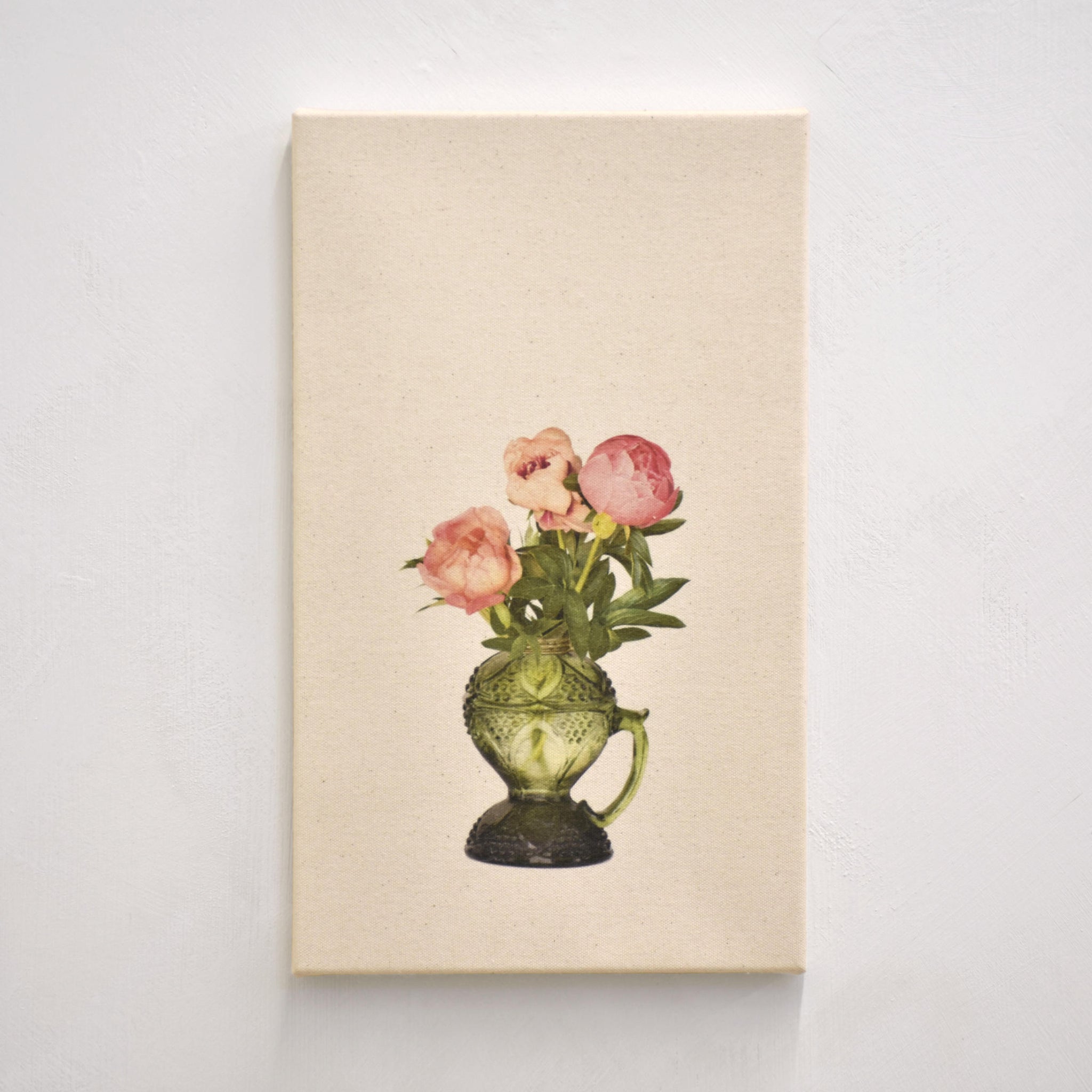 Les trois pivoines, de Caroline Bolieu. De sa série du Cabinet des fleurs. Trois pivoines roses photographiées dans un vase antique vert. Tirage unique sur toile brute.