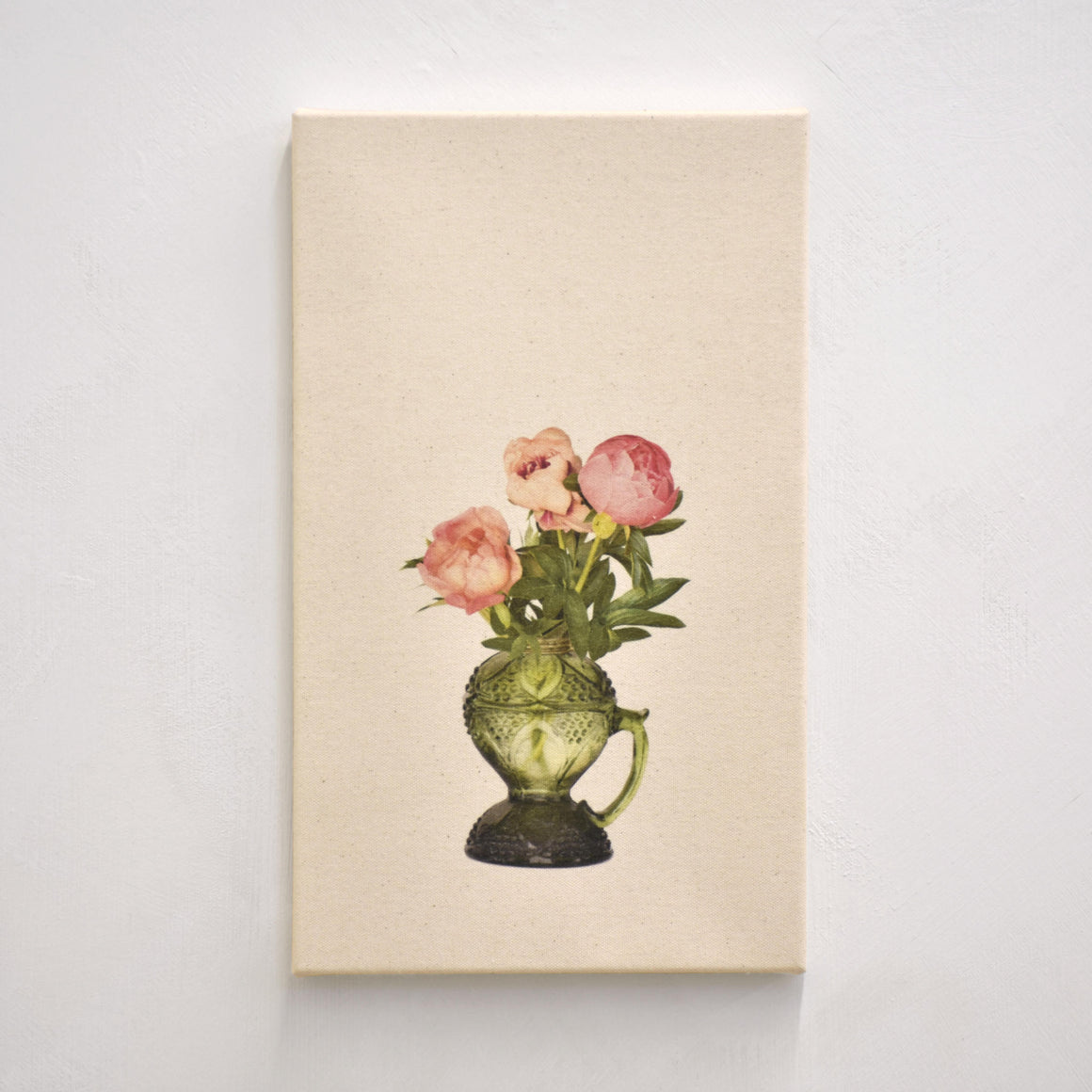 Les trois pivoines, de Caroline Bolieu. De sa série du Cabinet des fleurs. Trois pivoines roses photographiées dans un vase antique vert. Tirage unique sur toile brute.