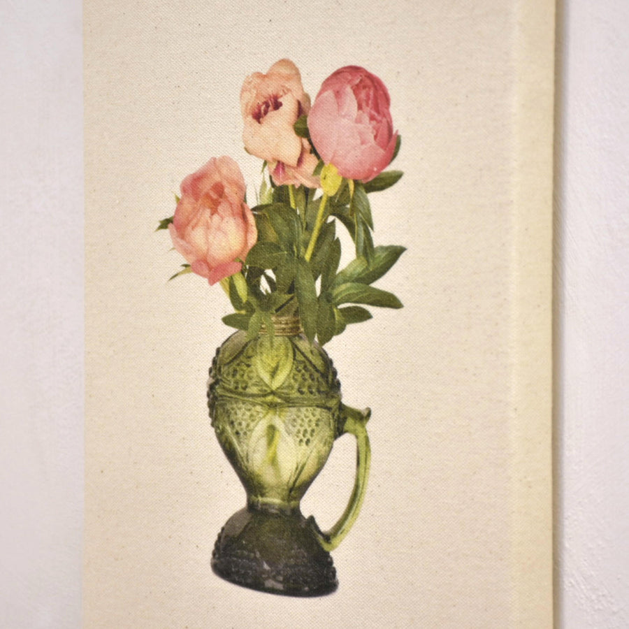 Les trois pivoines, de Caroline Bolieu. De sa série du Cabinet des fleurs. Trois pivoines roses photographiées dans un vase antique vert. Tirage unique sur toile brute.