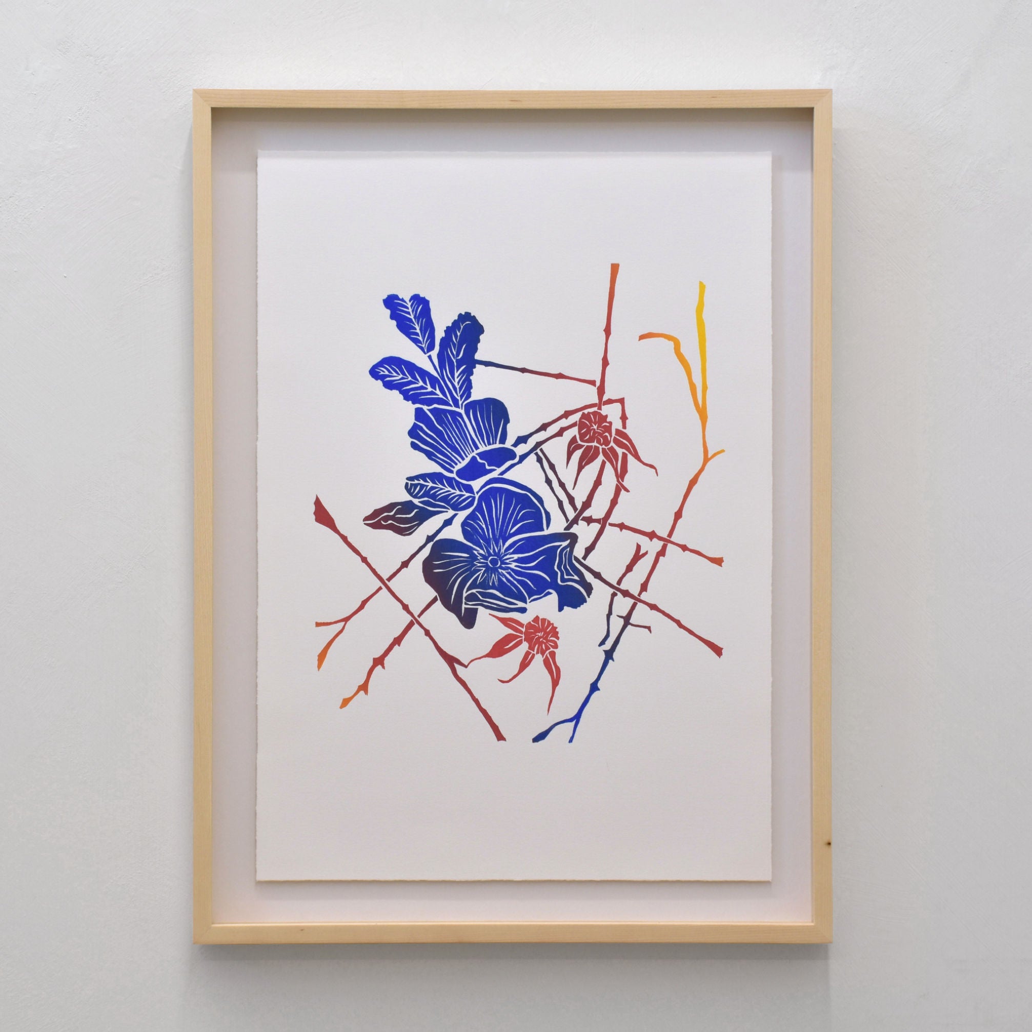 Lever du soleil sur le ferry I, par Marie-Claude Drolet. Estampe par gravure en taille d’épargne sur papier BFK Rives blanc. Couleur avec encre d’impression. Motif floral épuré sur fond blanc.