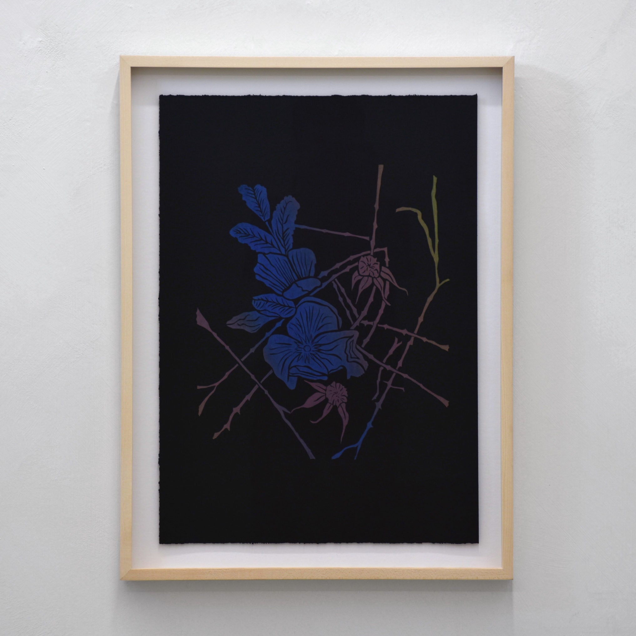 Lever du soleil sur le ferry II, par Marie-Claude Drolet. Estampe par gravure en taille d’épargne sur papier BFK Rives blanc. Couleur avec encre d’impression. Motif floral épuré sur fond noir.