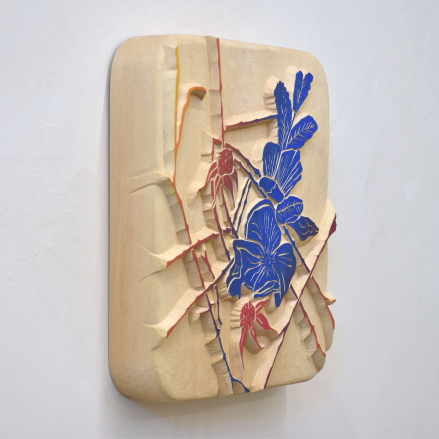 Lever du soleil sur le ferry, par Marie-Claude Drolet. Relief en trois dimensions sur bois de tilleul, sculpture avec gouges. Motif floral bleu et rose.