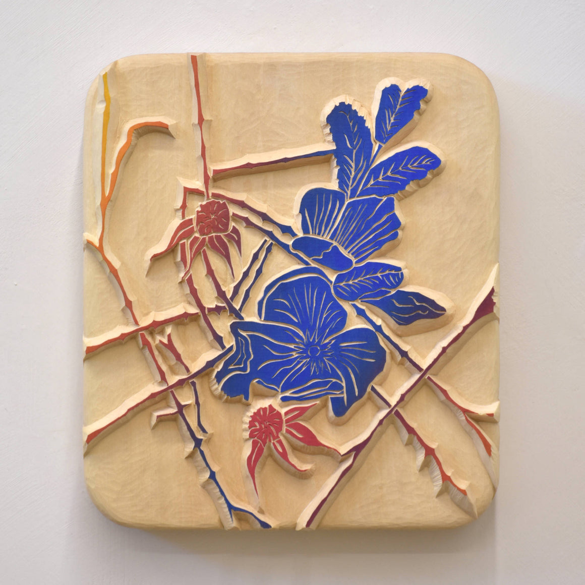 Lever du soleil sur le ferry, par Marie-Claude Drolet. Relief en trois dimensions sur bois de tilleul, sculpture avec gouges. Motif floral bleu et rose.