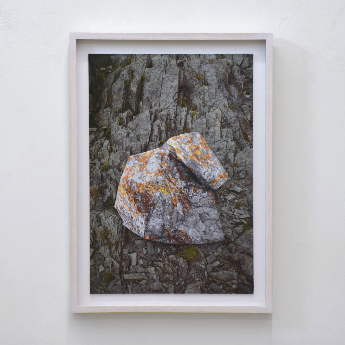 Lichen, par Alphiya Joncas. Impression à jet d’encre sur toile de lin naturelle. Photographie d’un drapé de lichen sur formation de rochers d’ardoise.
