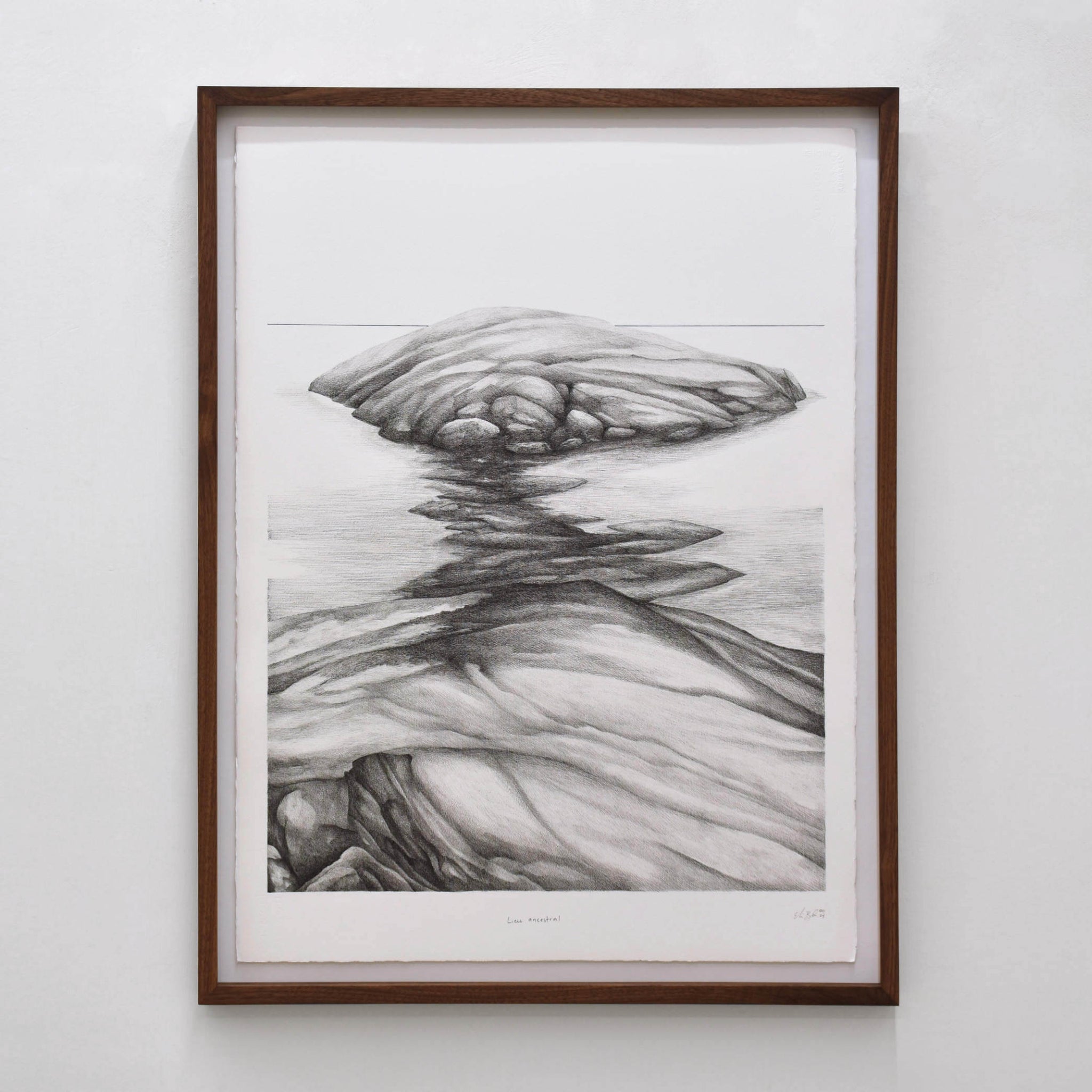 Lieu ancestral d’Elisabeth Gravel. Dessin à l’encre noire d’un rocher à marée basse. Format vertical, cadre en noyer.
