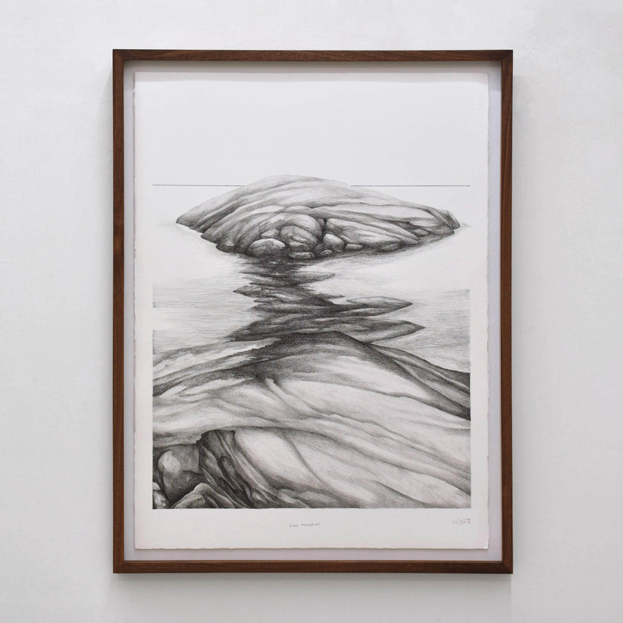 Lieu ancestral d’Elisabeth Gravel. Dessin à l’encre noire d’un rocher à marée basse. Format vertical, cadre en noyer.