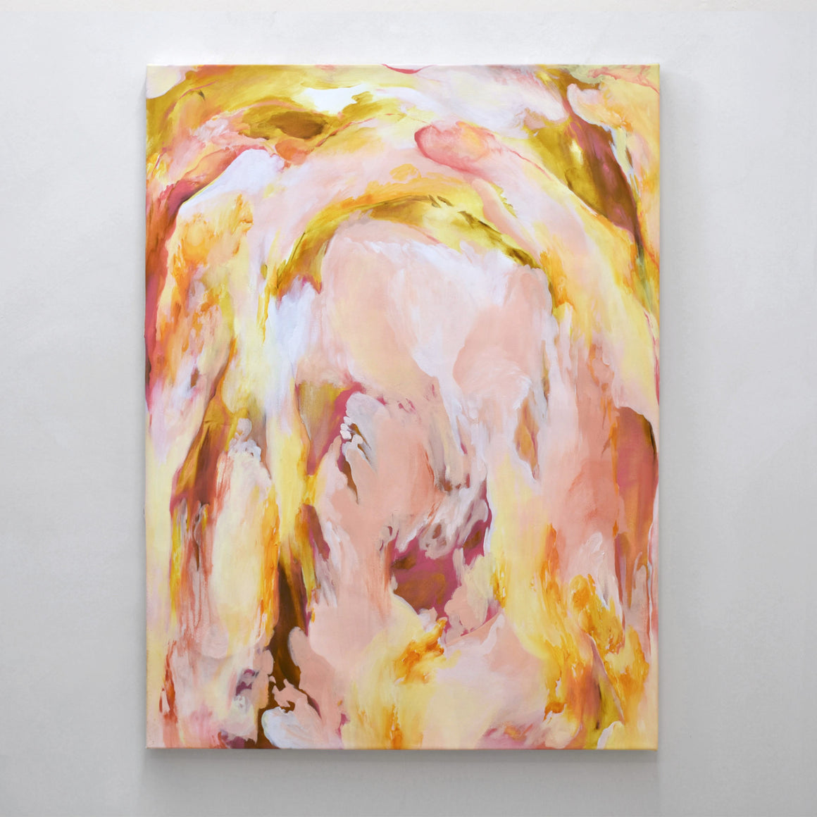 Luminescent, par Laurence Belzile. Acrylique sur toile, 36” x 48”, 2024. Tableau abstrait rose et jaune. Belle gestuelle.