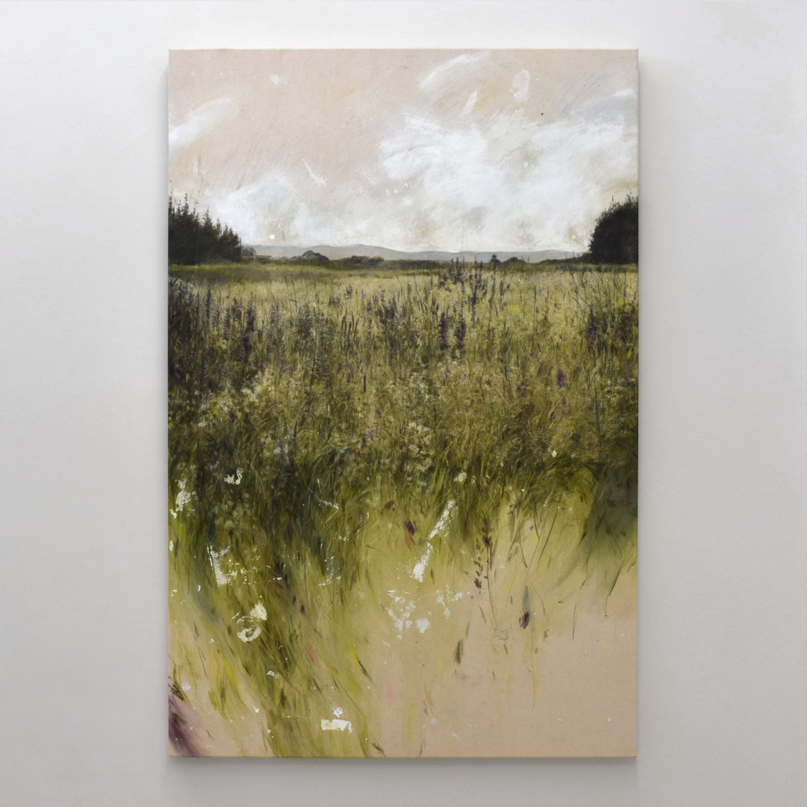 Tableau vertical d’un champ avec, au loin, l’horizon du fleuve Saint-Laurent, réalisé par Chloé Giroux-Bertrand.