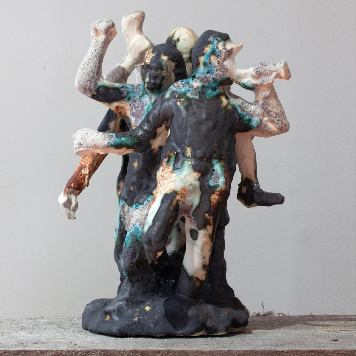Sculpture en porcelaine de Pierre Durette. Réaction du cuivre dans la glaçure avec plusieurs cuissons. De l’exposition « Marécage ».