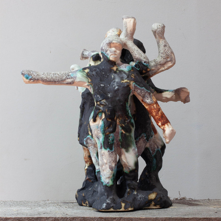 Sculpture en porcelaine de Pierre Durette. Réaction du cuivre dans la glaçure avec plusieurs cuissons. De l’exposition « Marécage ».