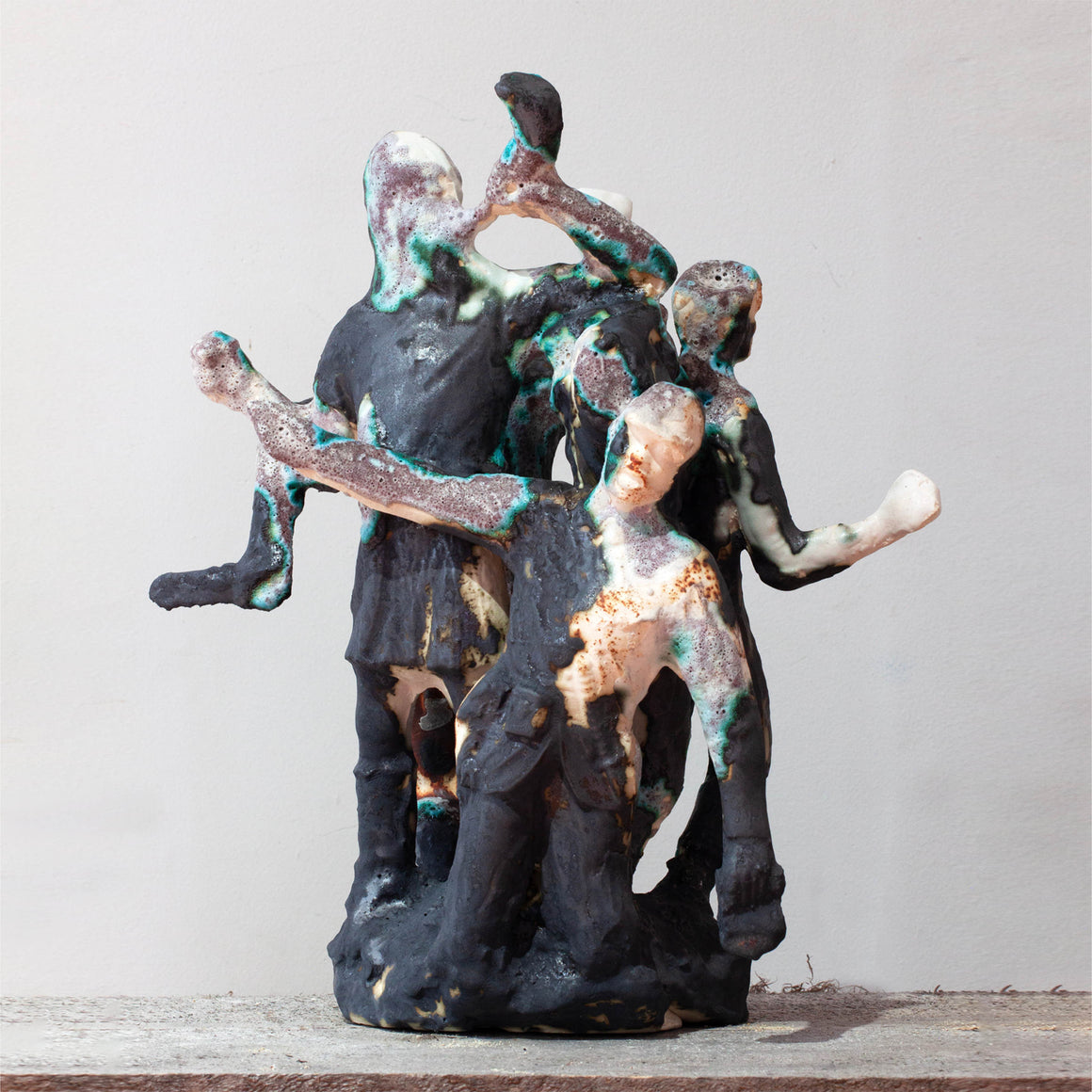 Sculpture en porcelaine de Pierre Durette. Réaction du cuivre dans la glaçure avec plusieurs cuissons. De l’exposition « Marécage ».